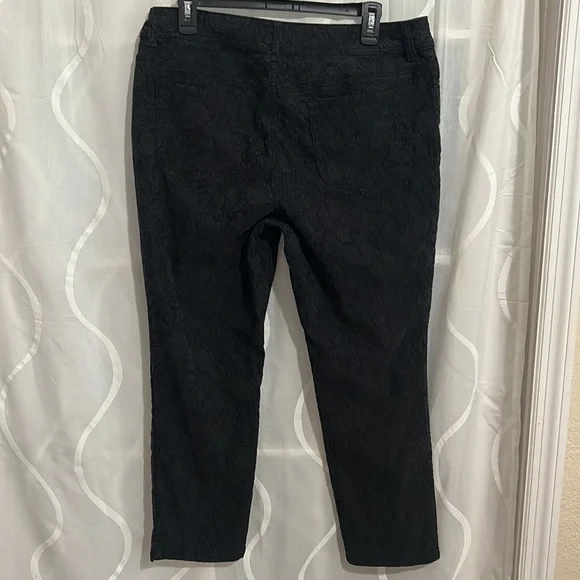 Chico’s Black Floral Print Cropped Pants, Chicos Size 2 (12) - Picture 3 of 4